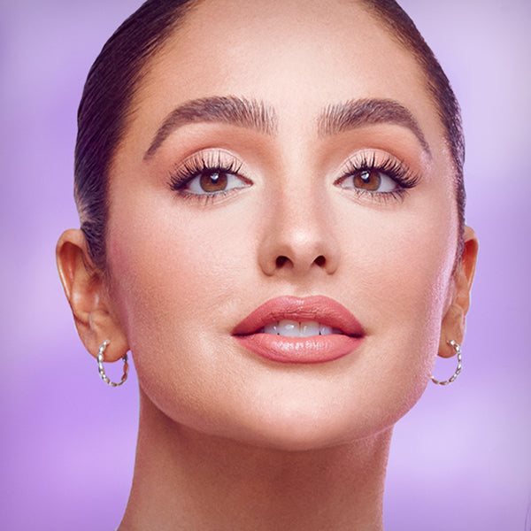 Brand Ambassador and celebrity makeup artist, Ash K Holm modeling an understated makeup look and sporting Falscara lashes that apply under natural lashes. Lashes look natural with a longer, more full effect. 