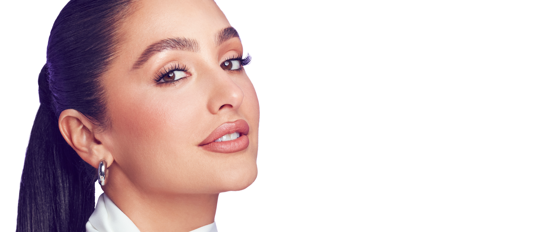Brand Ambassador and celebrity makeup artist, Ash K Holm modeling Falscara lashes that have fullness and volume that could be worn for any ocassion. 