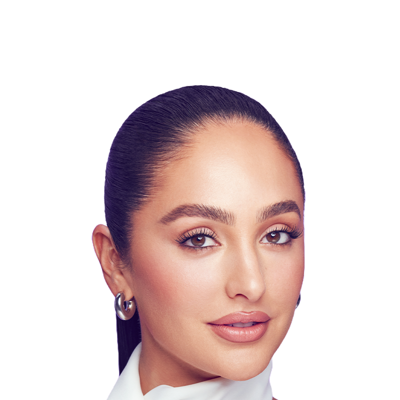 Celebrity makeup artist and Falscara brand ambassador, Ash K Holm modeling Falscara lashes with good length and volume. 