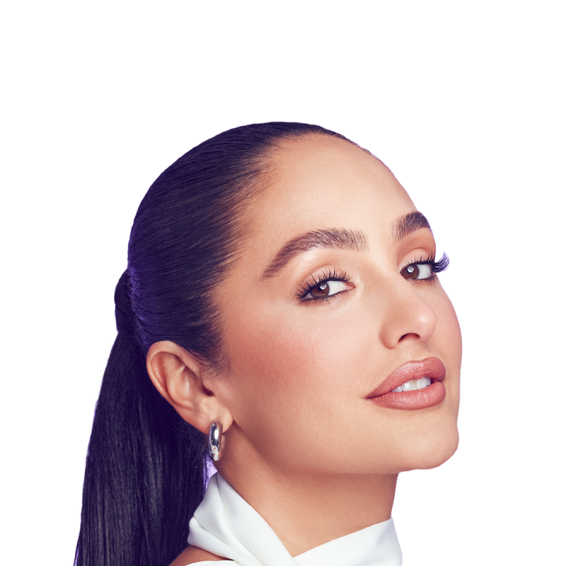Celebrity makeup artist and Falscara brand ambassador, Ash K Holm modeling Falscara lashes with good length and volume. 
